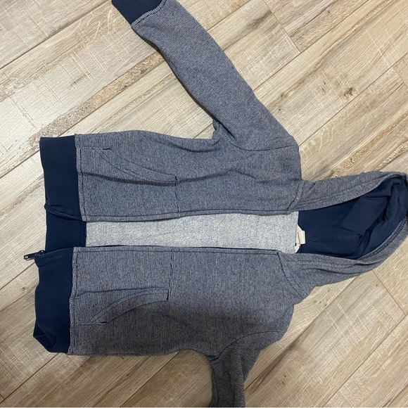 Hoodie sweater from H&M kids size 5T/6 US - Picture 2 of 5